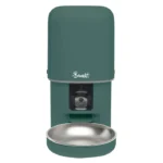 Green automatic pet water dispenser with a stainless steel bowl, brand 'Banditz' visible on the front.